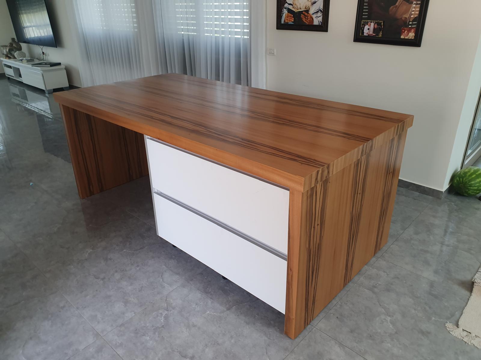 שולחן בעובדת יד קפדנית עם גימור מושלם